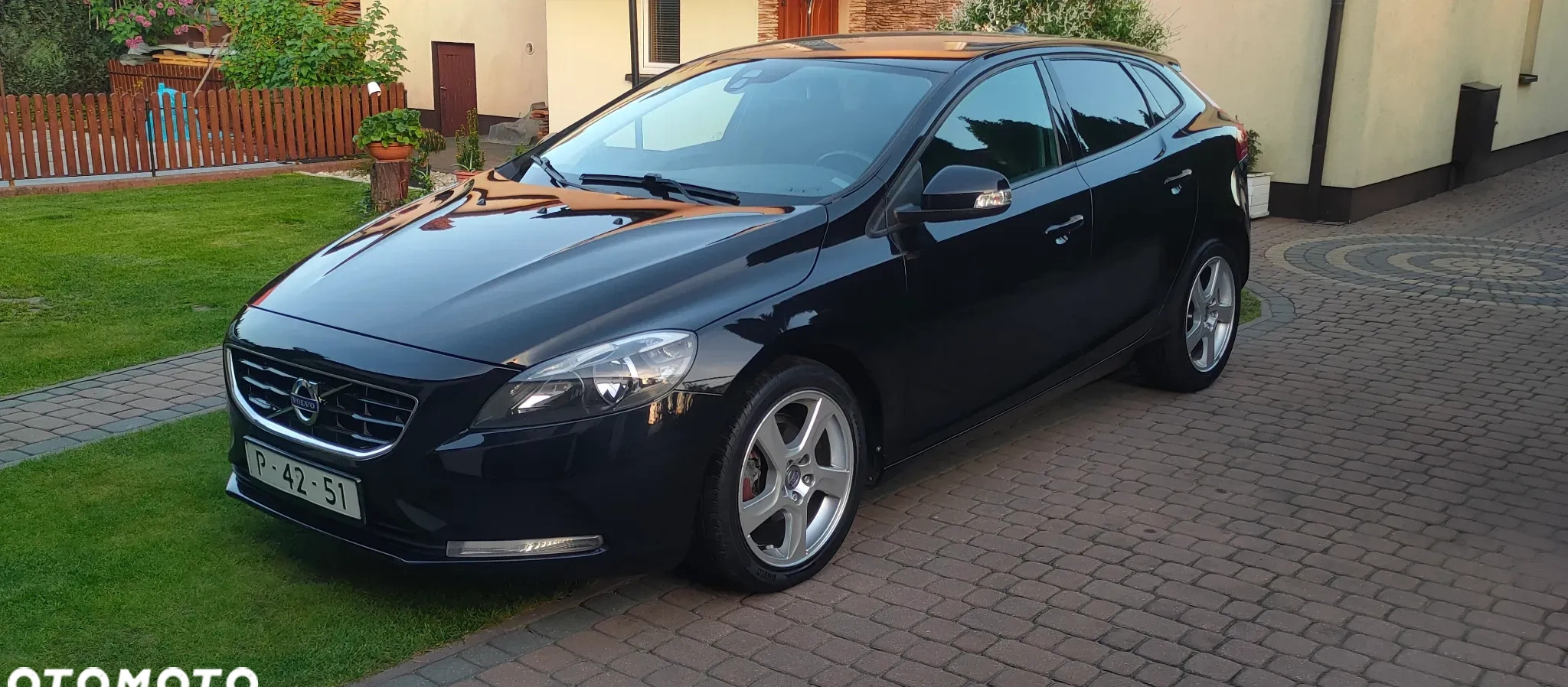 Volvo V40 cena 32900 przebieg: 208000, rok produkcji 2012 z Otmuchów małe 277